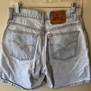VINTAGE LEVI MOM SHORT!!